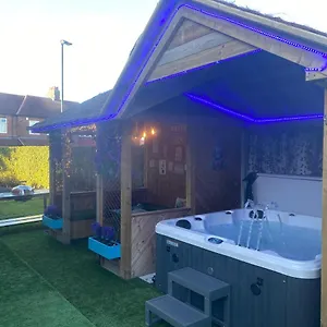  Holiday home Beautifully Presented 6 Bed 5 & A Half Bath House