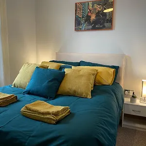  Apartment St Flat By Hnfc - Netflix & Popcorn