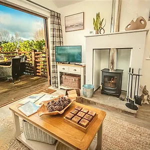 Chestnut With Hot Tub & Log Burner, Close To The Sea Kingston upon Hull